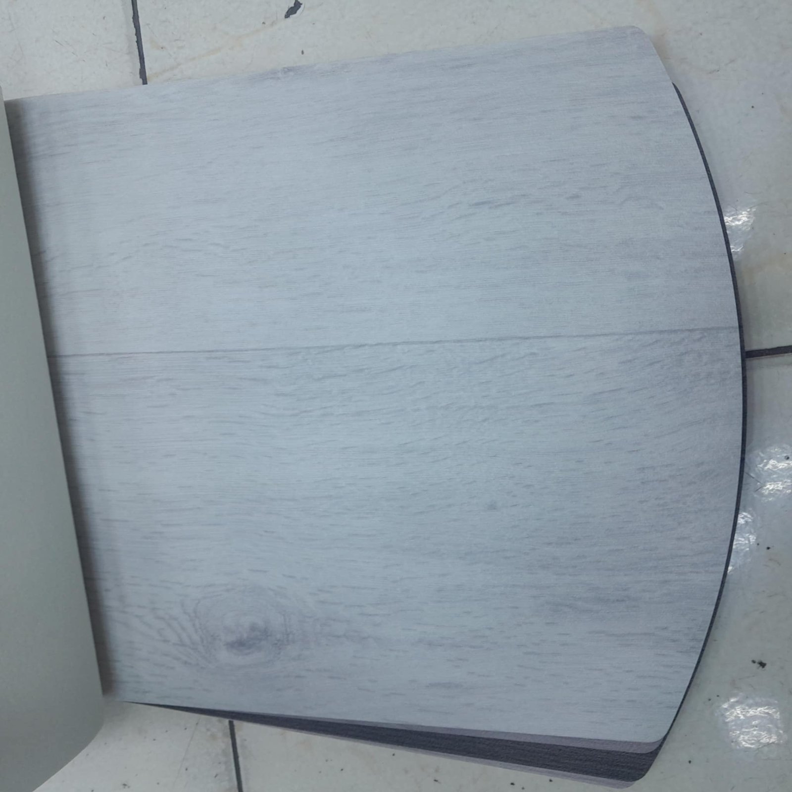 أرضيات فينيل خشبية المظهر بجودة عالية من مفروشات وأرضيات السريع بالرياض