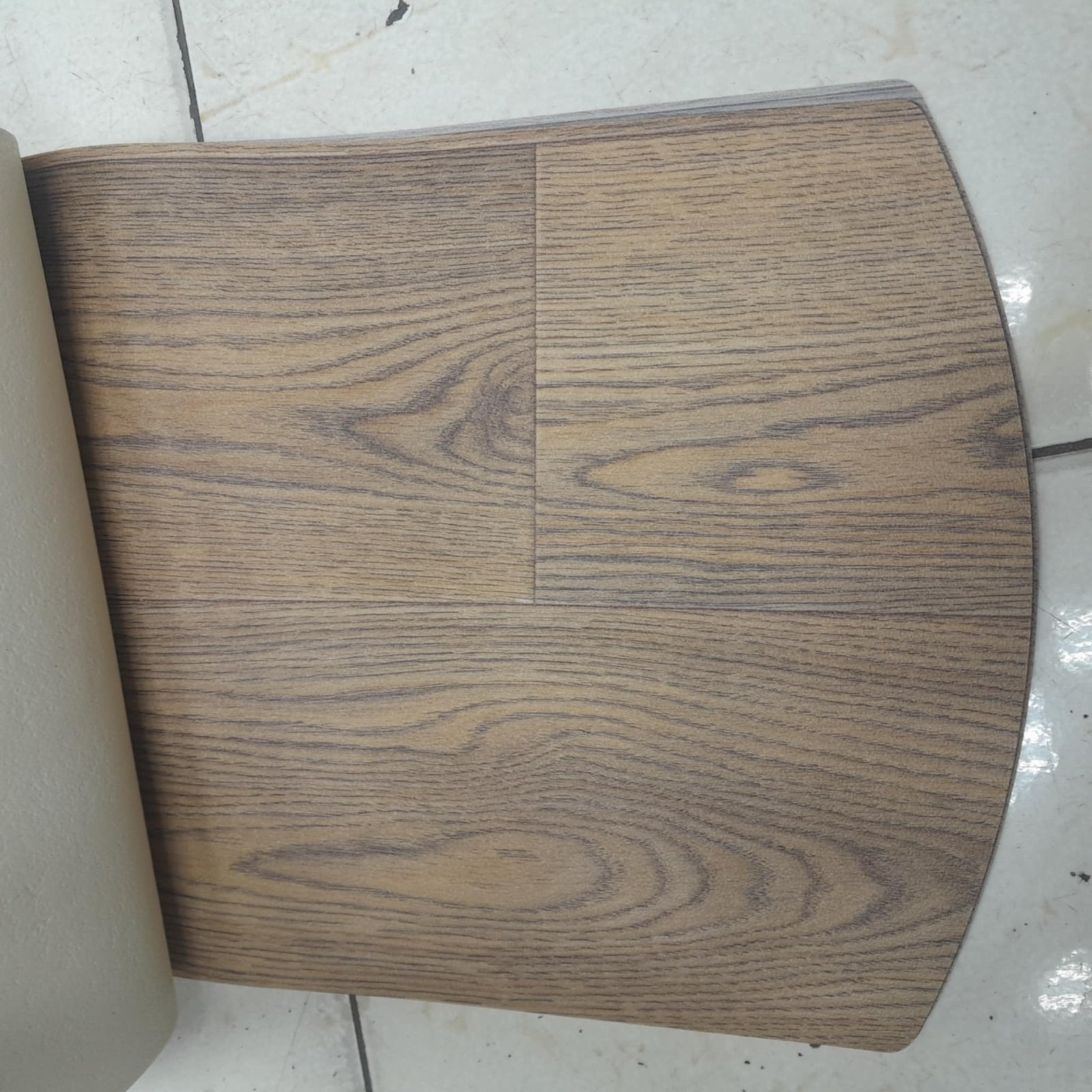 أرضيات فينيل خشبية المظهر بجودة عالية من مفروشات وأرضيات السريع بالرياض