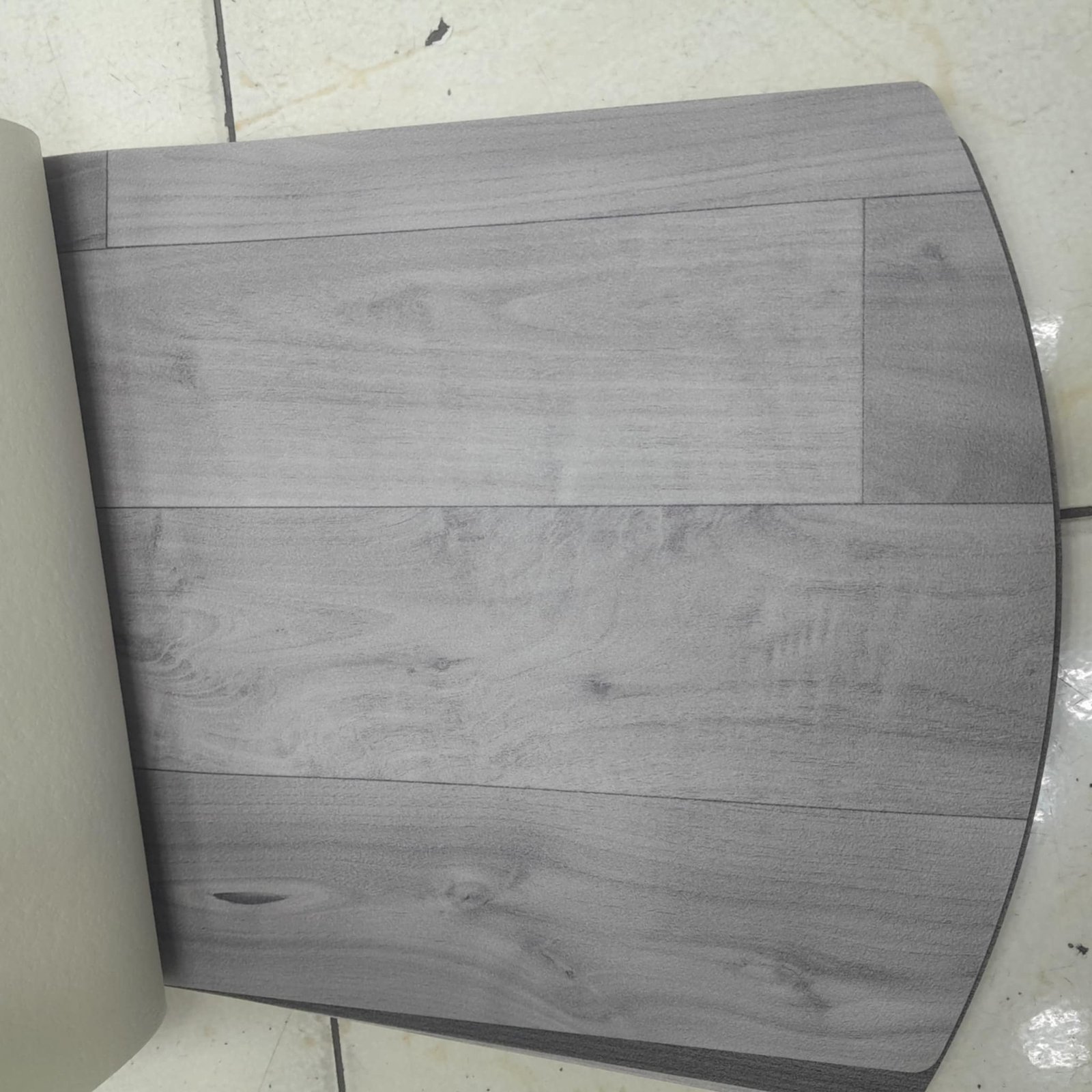 أرضيات فينيل خشبية المظهر بجودة عالية من مفروشات وأرضيات السريع بالرياض