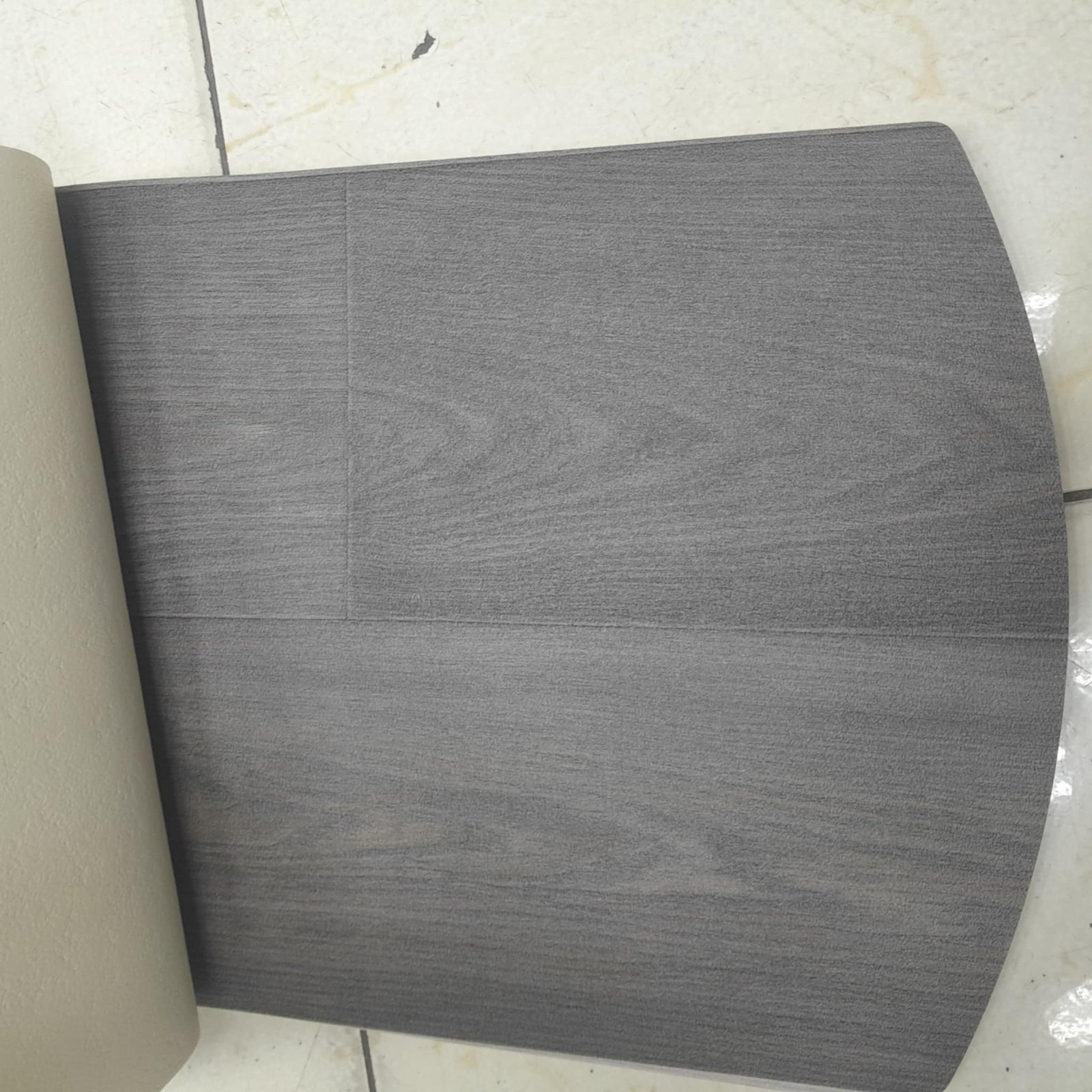 أرضيات فينيل خشبية المظهر بجودة عالية من مفروشات وأرضيات السريع بالرياض