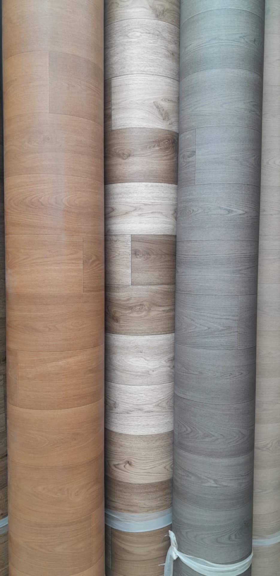 أرضيات فينيل خشبية المظهر بجودة عالية من مفروشات وأرضيات السريع بالرياض