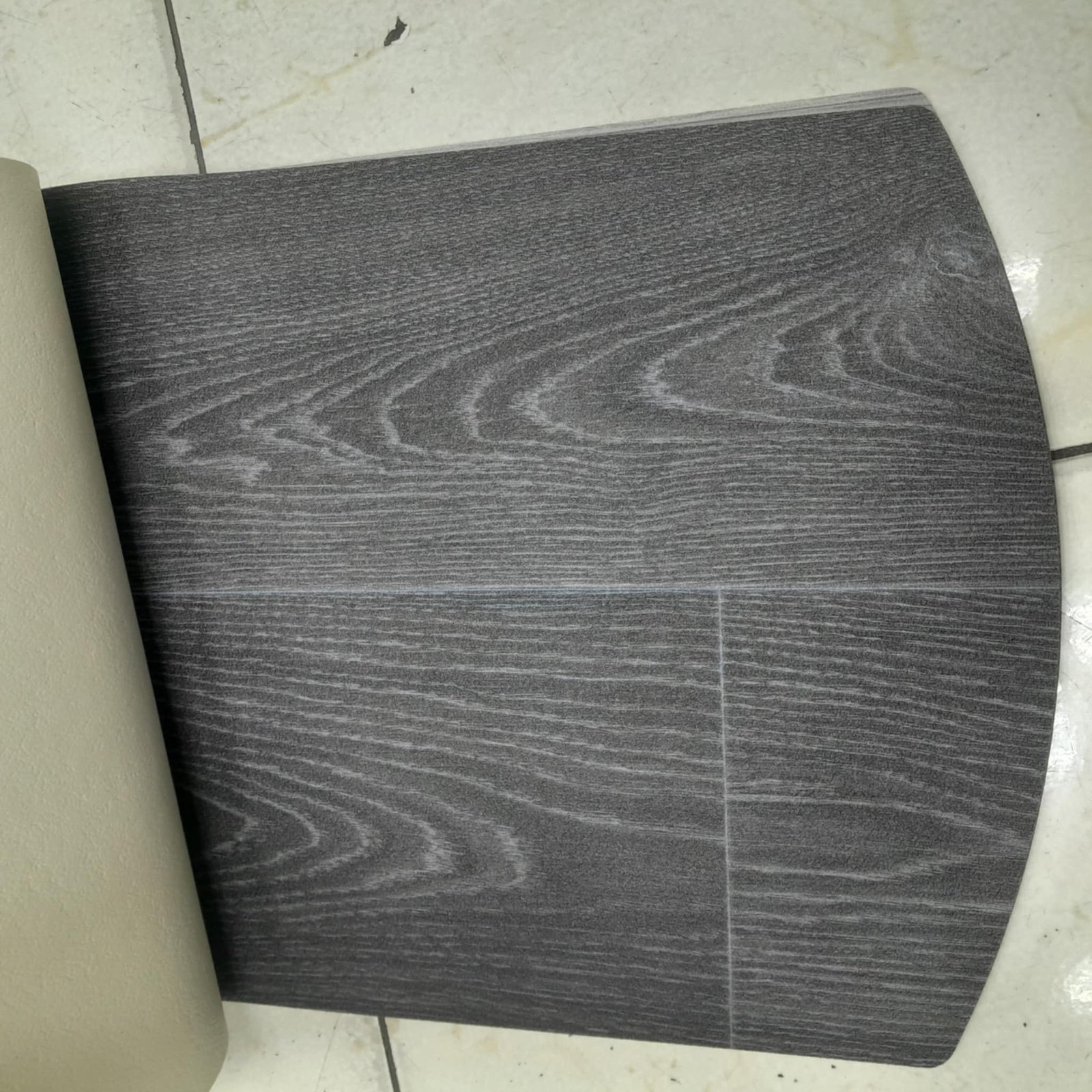 أرضيات فينيل خشبية المظهر بجودة عالية من مفروشات وأرضيات السريع بالرياض